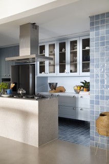 A marcenaria da cozinha vintage é da loja Simonetto. O azul claro na madeira dá cor ao espaço sem um contraste muito forte com os outros tons da paleta neutra