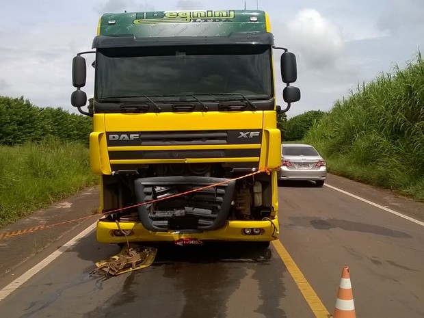 Motorista de caminhão disse que não conseguiu evitar colisão em Brotas (Foto: Vc no G1)