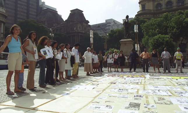 Ato em 2002, organizado por familiares de vítimas da Chacina de Acari no Rio de Janeiro 