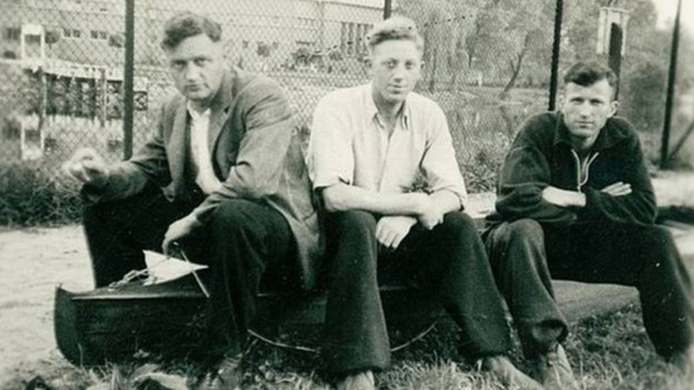 Niemann (C) entre dois colegas nazistas do lado de fora de um campo de extermínio T4 em 1940 — Foto: United States Holocaust Memorial Museum (via BBC)