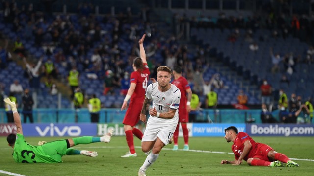 Immobile sai para o abraço: atacante fez o segundo gol na vitória sobre a Turquia
