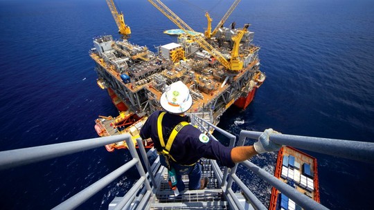 Petróleo fecha em alta com especulações sobre oferta da Opep e dólar fraco