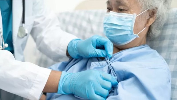Casos de infecção pelo novo vírus foram detectados em pacientes que chegavam com febre a hospitais na China (Foto: GETTY IMAGES via BBC)