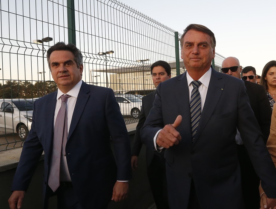 O presidente licenciado do PP, ministro Ciro Nogueira, ao lado do presidente Jair Bolsonaro (PL)