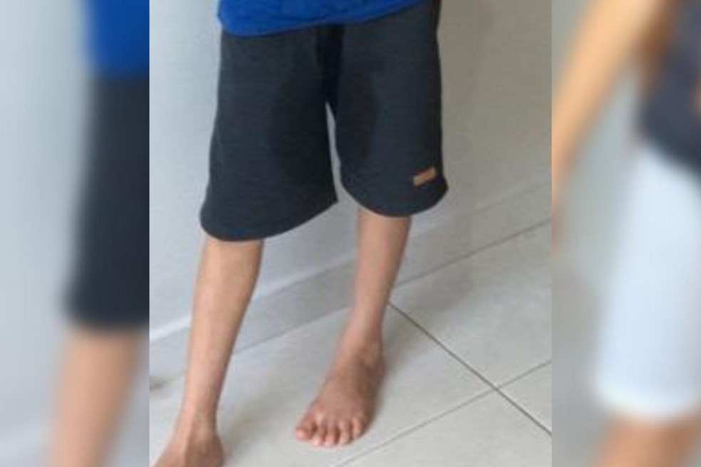 Segundo denuncia da mãe, o filho voltava para a casa com as roupas urinadas e, algumas vezes, sem camiseta — Foto: Arquivo pessoal