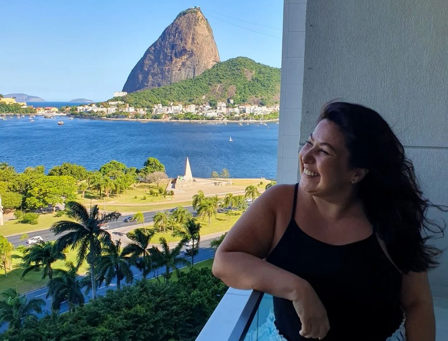 Mariana Xavier em apartamento com vista para cartão-postal do Rio
