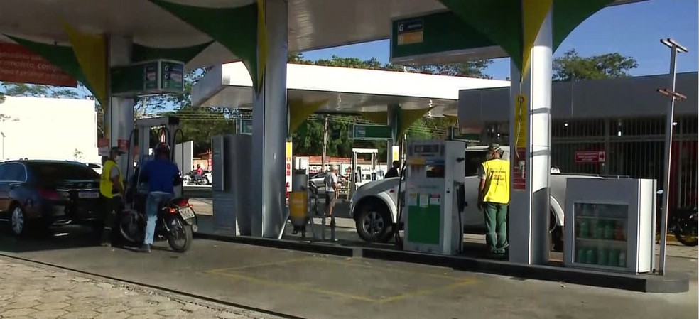 Assaltantes arrombam cofre de posto de combustível e fazem frentista refém na Zona Norte de Teresina — Foto: TV Clube