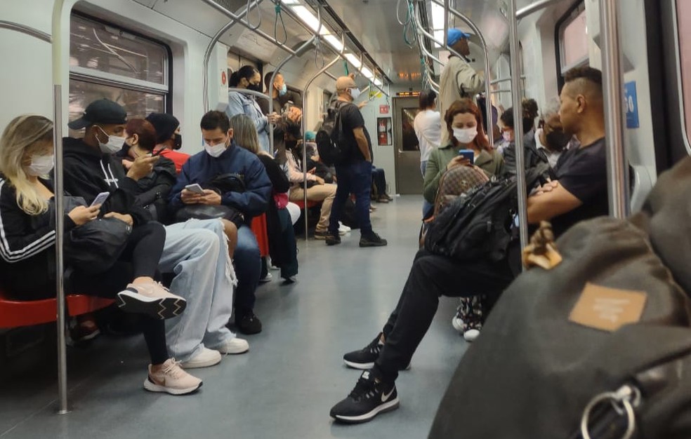 Trem da Linha 9-Esmeralda, entre as estações Pinheiros e Grajaú: maioria dos passageiros usam máscaras de proteção nesta sexta (9) — Foto: Arthur Stabile/g1