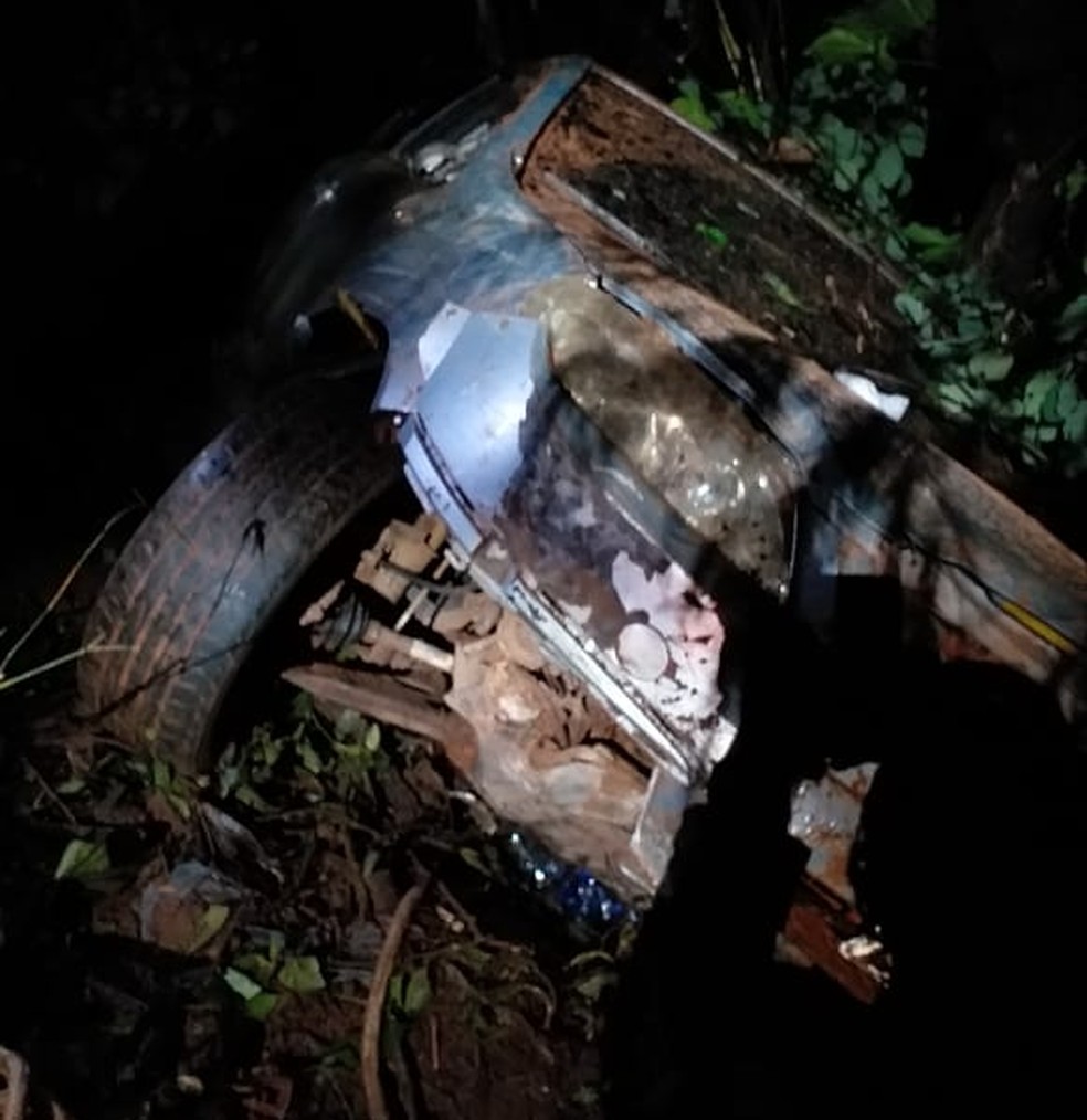Ve&iacute;culo caiu em um barranco em Osvaldo Cruz &mdash; Foto: Cristiano Nascimento/Metr&oacute;pole FM