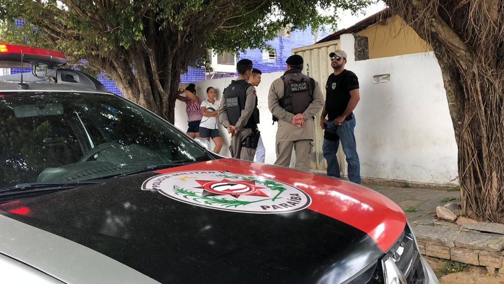 PolÃ­cias Militar e Civil foram atÃ© o local onde o crime aconteceu, nesta quarta-feira (12), em JoÃ£o Pessoa â Foto: Walter Paparazzo/G1