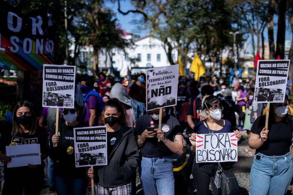 Manifestantes protestam contra o presidente Bolsonaro em São José dos Campos. — Foto: Roosevelt Cássio/Sindicato dos Metalúrgicos de São José dos Campos