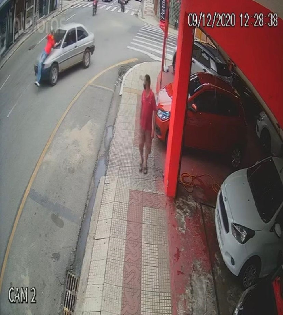 Momento em que carro atropela a vítima — Foto: Reprodução/Redes sociais