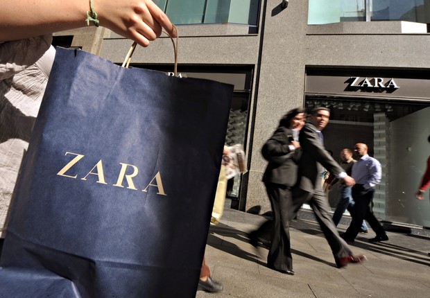 Consumidor carrega sacola da rede Zara ; Inditex ; consumo ; varejo ;  (Foto: Denis Doyle/Bloomberg via Getty Images)