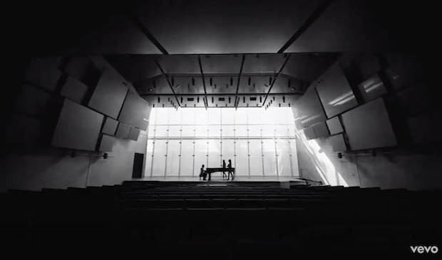 Lamar canta enquanto está sentado em um piano no salão Renzo Piano Pavilion, no Museu de Arte Kimbell  (Foto: Vevo / Reprodução)