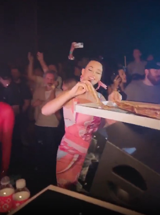 Katy Perry atira pizzas na platéia em balada de Las Vegas (Foto: Reprodução / Twitter)