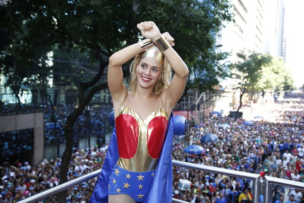 Carolina Dieckmann no Bloco da Preta Gil no Rio de Janeiro (Foto: Felipe Panfili/AgNews)