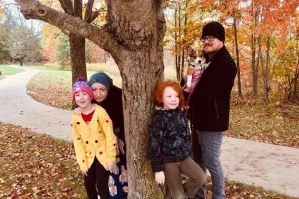 A atriz Holli DeWees com o marido e os dois filhos (Foto: Instagram)