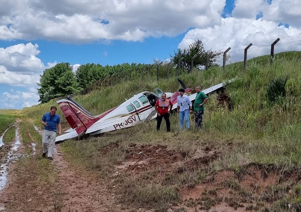 Piloto e mais cinco pessoas estavam a bordo de avião que fez pouso forçado, em Curitiba — Foto: João Paulo Medeiros Piotto/Arquivo pessoal