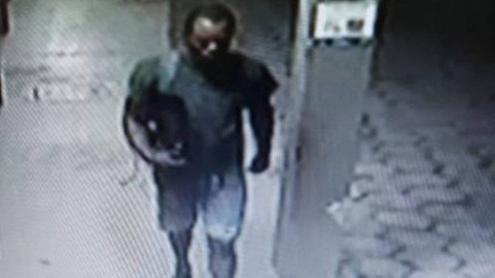 Imagem do homem que entrou em um posto de saúde no Rio e levou 50 doses de CoronaVac e um laptop — Foto: Reprodução