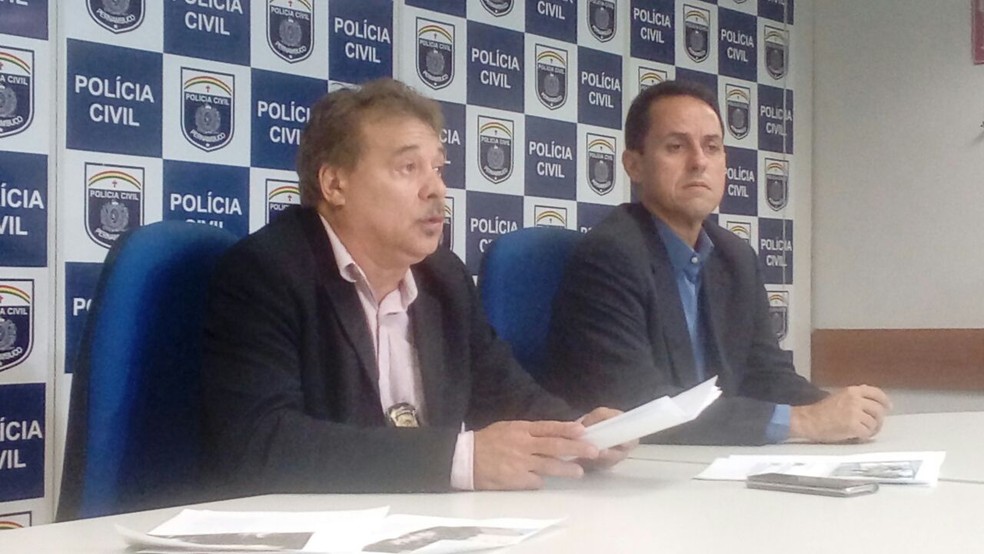 Delegado Alberes FÃ©lix (esquerda) apresentou detalhes da prisÃ£o de integrante de facÃ§Ã£o do Rio de Janeiro (Foto: PolÃ­cia Civil de Pernambuco/DivulgaÃ§Ã£o)