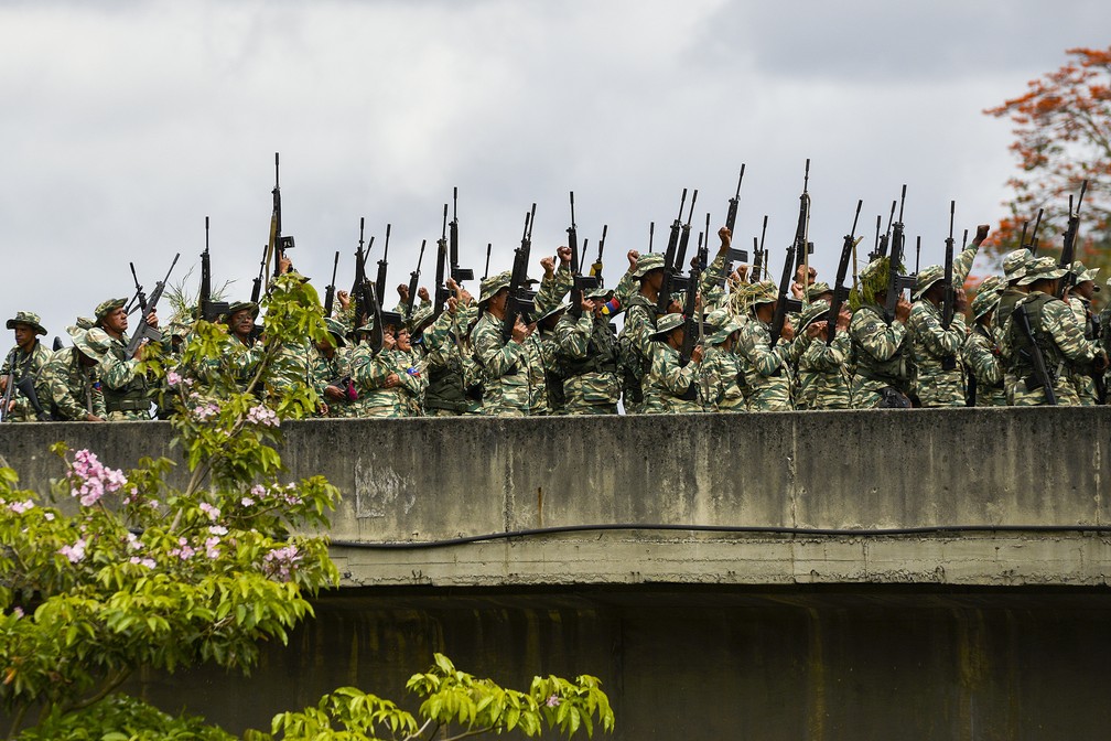 Militares fazem treinamento em Caracas, na Venezuela, neste sábado (15) — Foto: Matias Delacroix/AP Photo