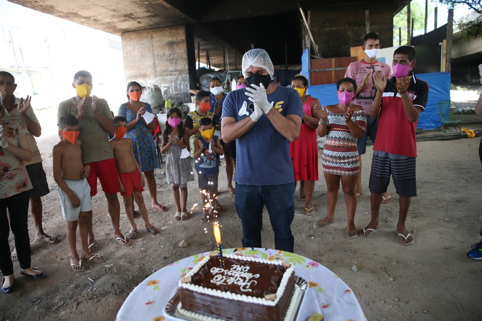 Cearense celebra aniversário na companhia de pessoas em situação de rua em Fortaleza — Foto: Natinho Rodrigues/SVM