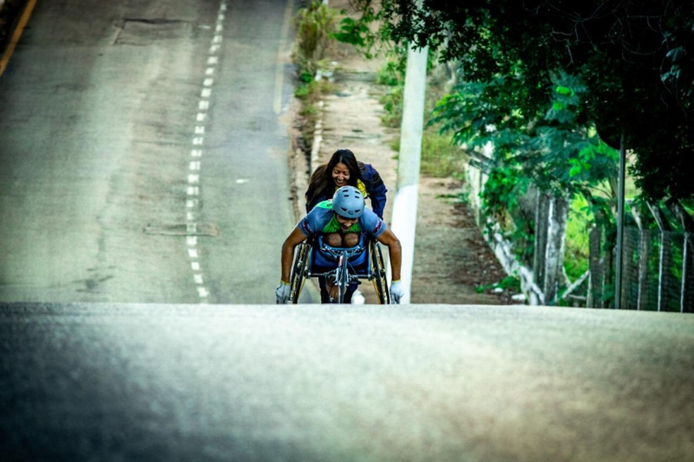 Agente de trÃ¢nsito ajudou paratleta a continuar prova de rua â Foto: DivulgaÃ§Ã£o