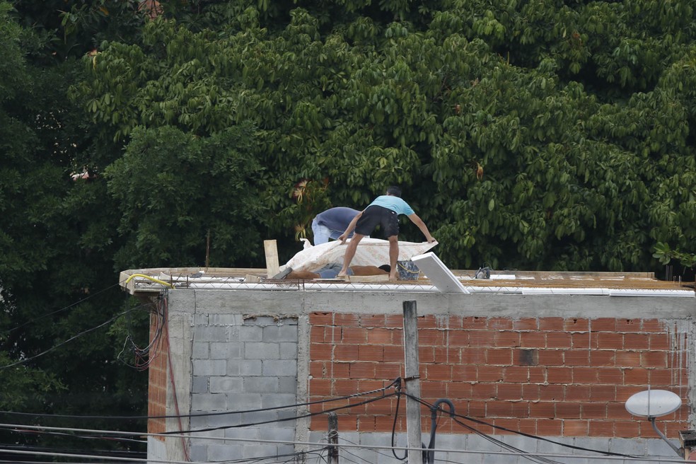 Pedreiro foi morto com um tiro na cabeça enquanto trabalhava em cima de uma laje — Foto: Reginaldo Pimenta/Agência O Dia/Estadão Conteúdo
