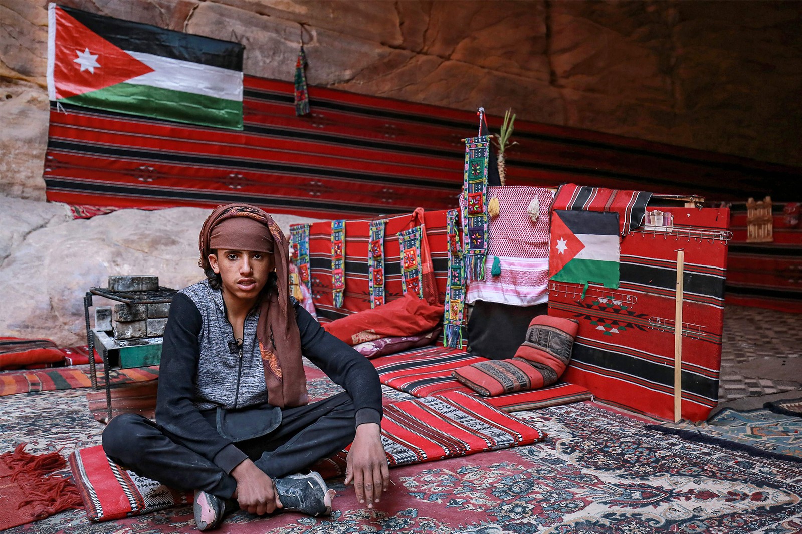'Demos um suspiro de alívio quando vimos o retorno dos turistas', disse Muhammad Samahin, 16 anos, que é vendedor em Petra, na Jordânia — Foto: Khalil Mazraawi / AFP