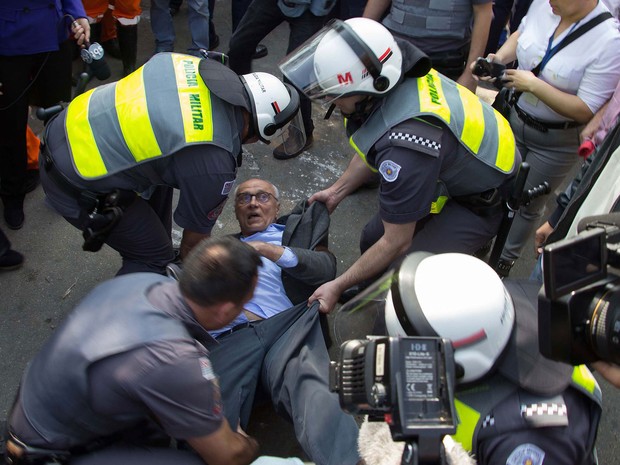 Eduardo Suplicy é agarrado por policiais militares para ser levado após protesto contra reintegração de posse (Foto: Uriel Punk/Futura Press/Estadão Conteúdo)