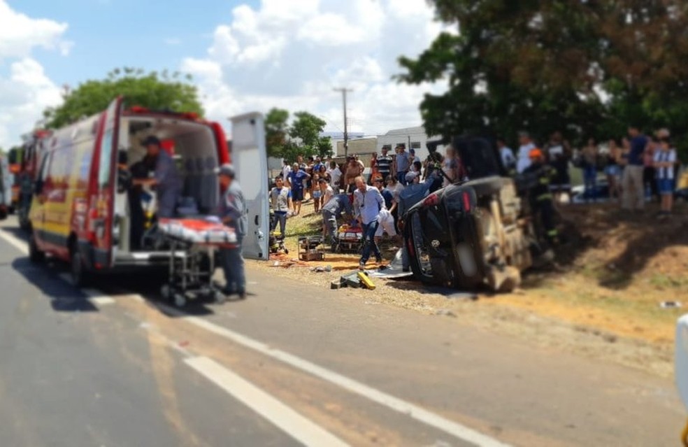 BMW teria derrapado e atingido outro veículo ao desviar de caminhão em rodovia de Marília — Foto: Arquivo pessoal