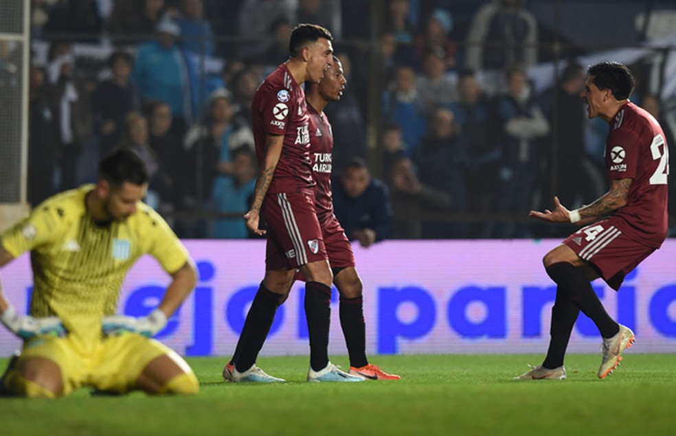 Jogadores do River comemoram gol sobre o Racing — Foto: Divulgaçã/River Plate