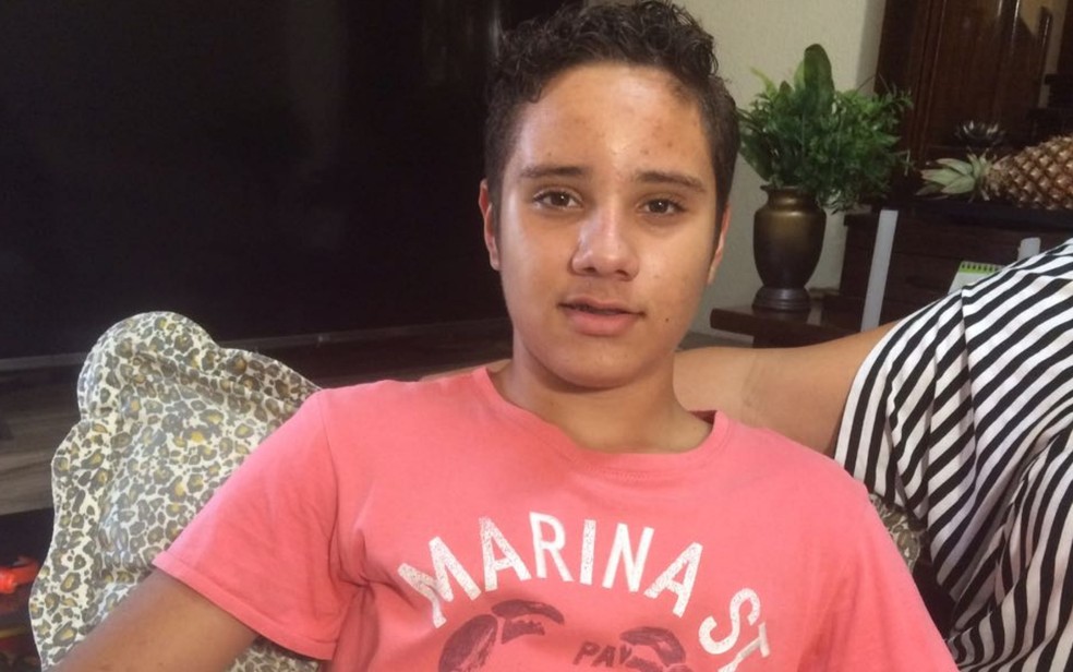 Hyago Marques, de 13 anos, baleado durante ataque em colégio de Goiânia já se recupera em casa (Foto: Giovanna Dourado/TV Anhanguera)
