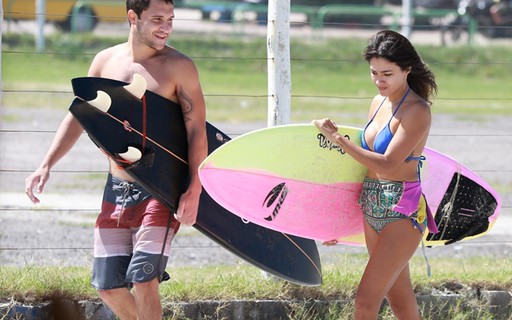 Carolina Oliveira vai surfar no Rio com namorado, mas desiste por causa do mar agitado