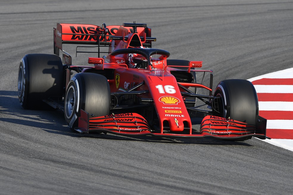 Charles Leclerc acelera carro da Ferrari em Barcelona — Foto: Getty Images