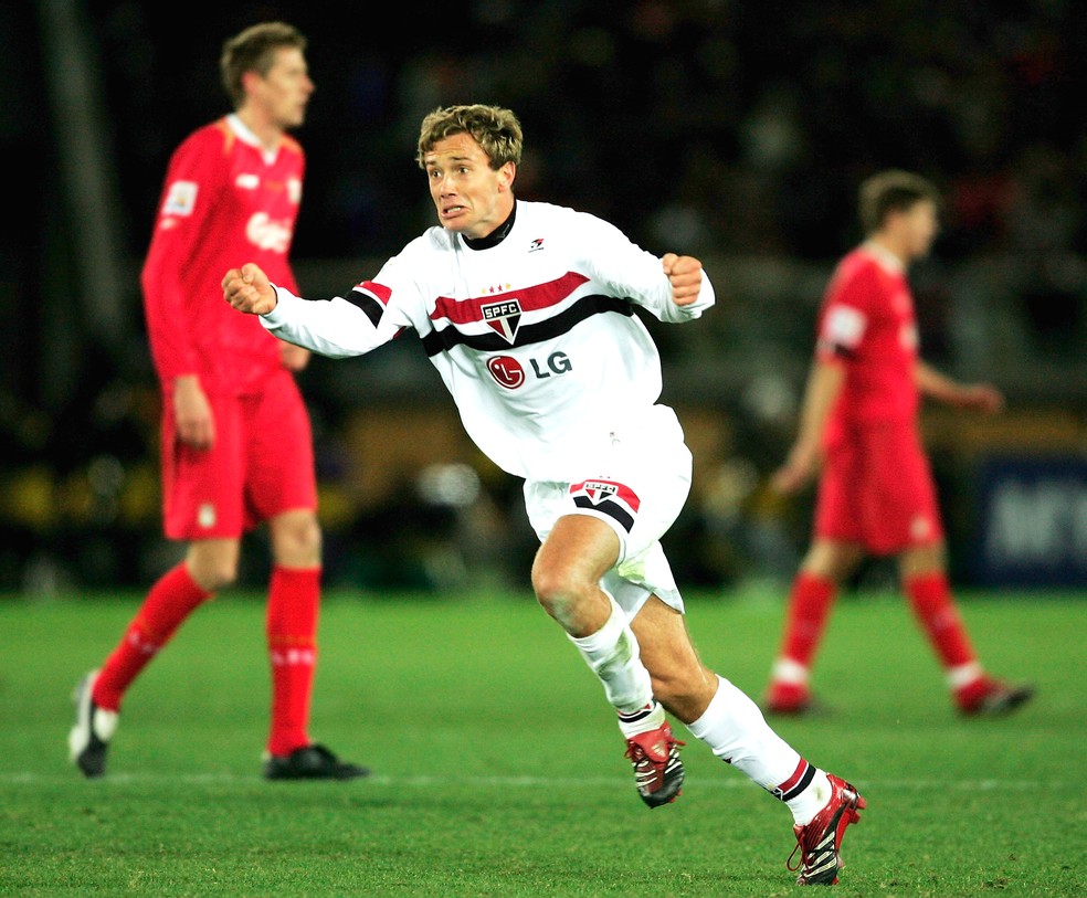 Camisa utilizada pelo São Paulo em 2005, com faixa tricolor no peito (Foto: Getty Images)