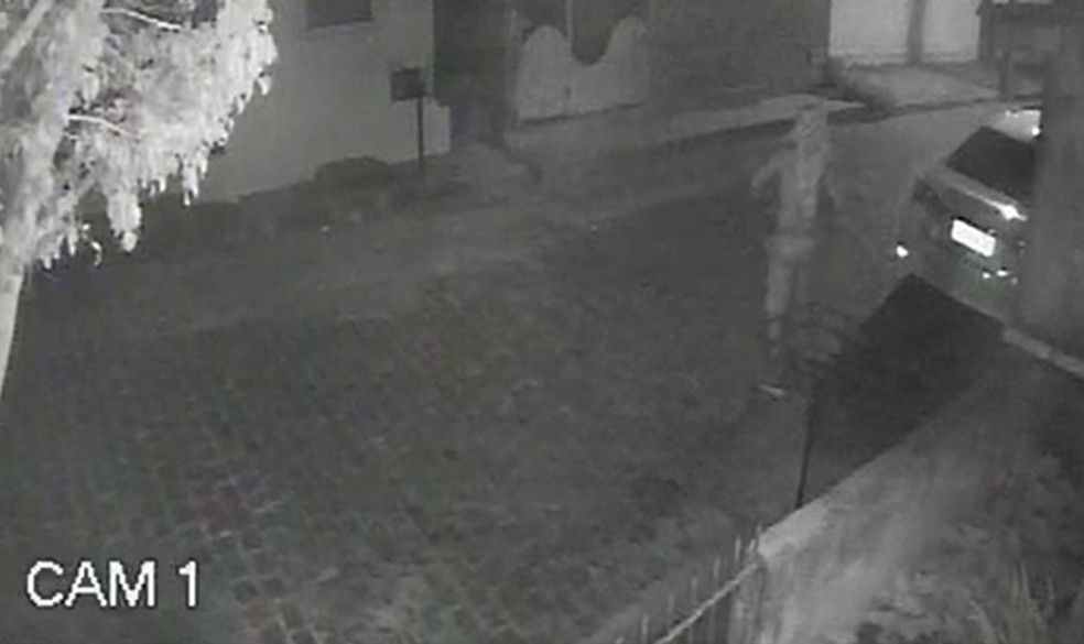 Câmera flagra momento em que homem fura pneu de carro da ex-esposa — Foto: Arquivo Pessoal