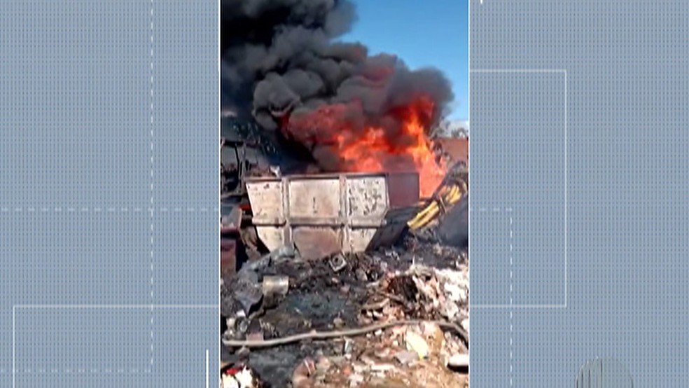 Ferro velho de Suzano pegou fogo na tarde desta ter&ccedil;a-feira. &mdash; Foto: Reprodu&ccedil;&atilde;o/TV Di&aacute;rio 