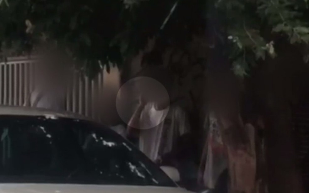 Alunos são flagrados passando cigarro de mão em mão perto de escola estadual — Foto: Reprodução/TV Anhanguera