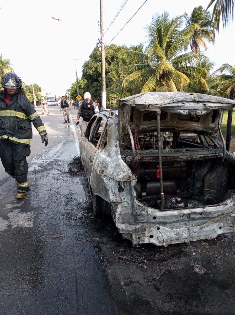 Carro ficou totalmente destruído depois de incêdio em Marechal Deodoro — Foto: Divulgação/Corpo de Bombeiros de Alagoas