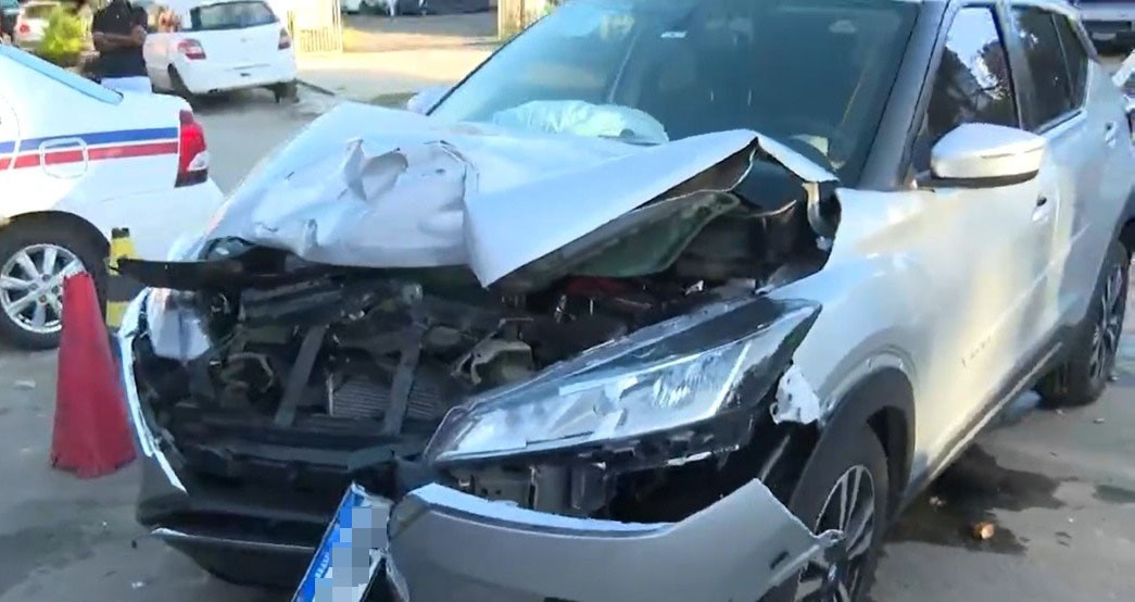 Motorista perde controle de veículo, arrasta caixa coletora de lixo e equipamento atinge carro, em Salvador