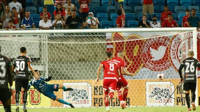 Wallace Pernambucano marcou de pênalti