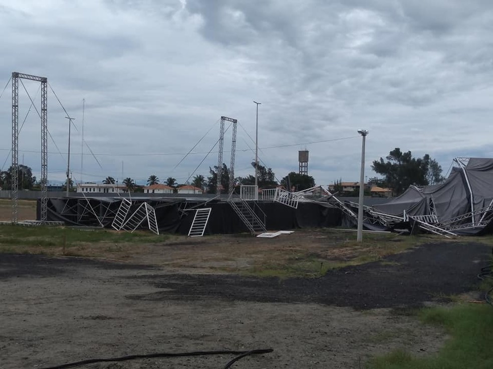 Ventos de 80 km/h derrubaram parte da estrutura de um palco na praia do Farol de SÃ£o ThomÃ© â€” Foto: DivulgaÃ§Ã£o/Defesa Civil de Campos