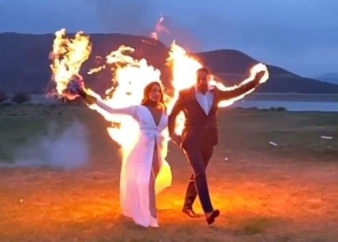 Noivos dublês ateiam fogo em si mesmos durante casamento sinistro comparado a ‘Jogos Vorazes’  (Foto: Reprodução/iNSTAGRAM)