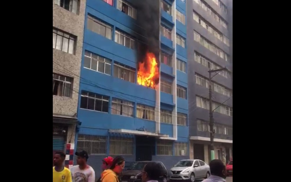 IncÃªndio atingiu apartamento no segundo andar de prÃ©dio no Centro de SÃ£o Paulo (Foto: ClÃ©ber da Rocha GonÃ§alves/VC no SP)