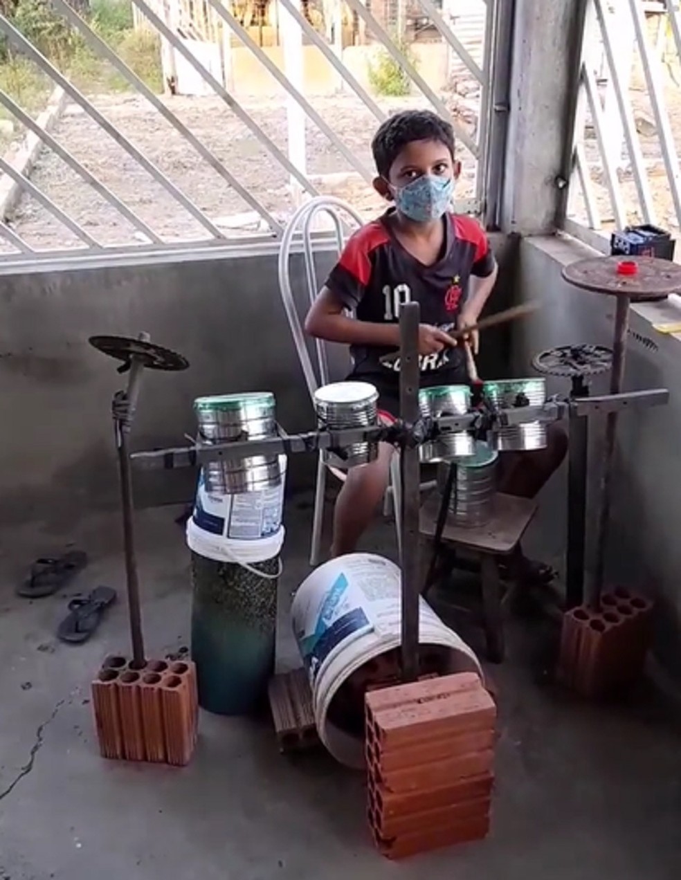Victor tocava bateria feita com latas, no Piauí — Foto: Instagram/@victor_bateristaa