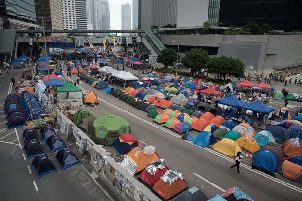 Manifestantes pró-democracia seguem acampados em Hong Kong nesta sexta-feira (24) (Foto: Nicolas Asfouri/AFP)