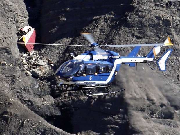 Helicóptero participa de resgate de destroços e restos mortais nos Alpes Franceses, três dias após a queda do avião da Germanwings que deixou 150 mortos (Foto: Emmanuel Foudrot/Reuters)