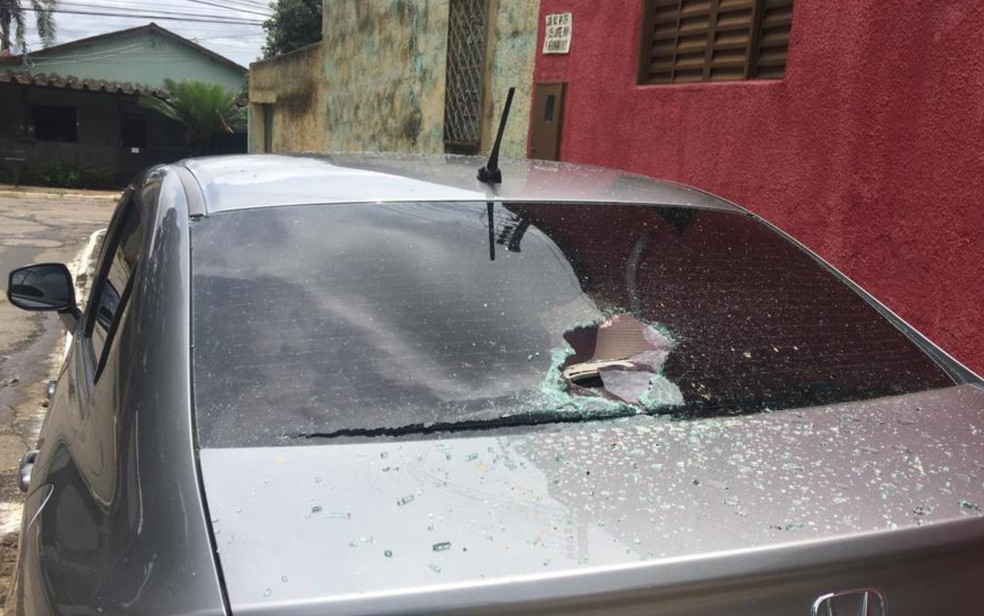 Carro com vidro quebrado, em Goiânia, Goiás — Foto: Reprodução/Redes Sociais