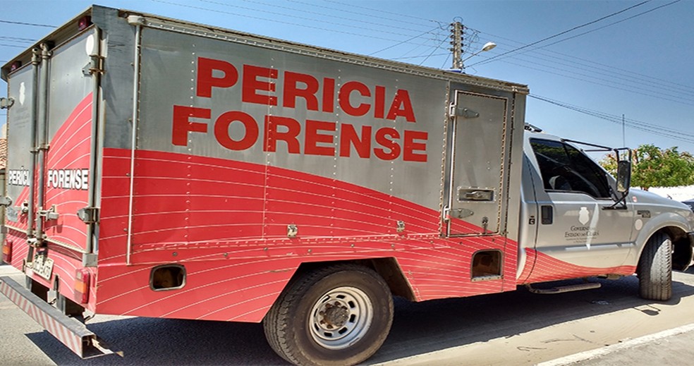 Corpo de entregador de pizza foi encontrado ao lado da motocicleta e bolsa térmica utilizadas no trabalho (Foto: Polícia Civil/Divulgação)